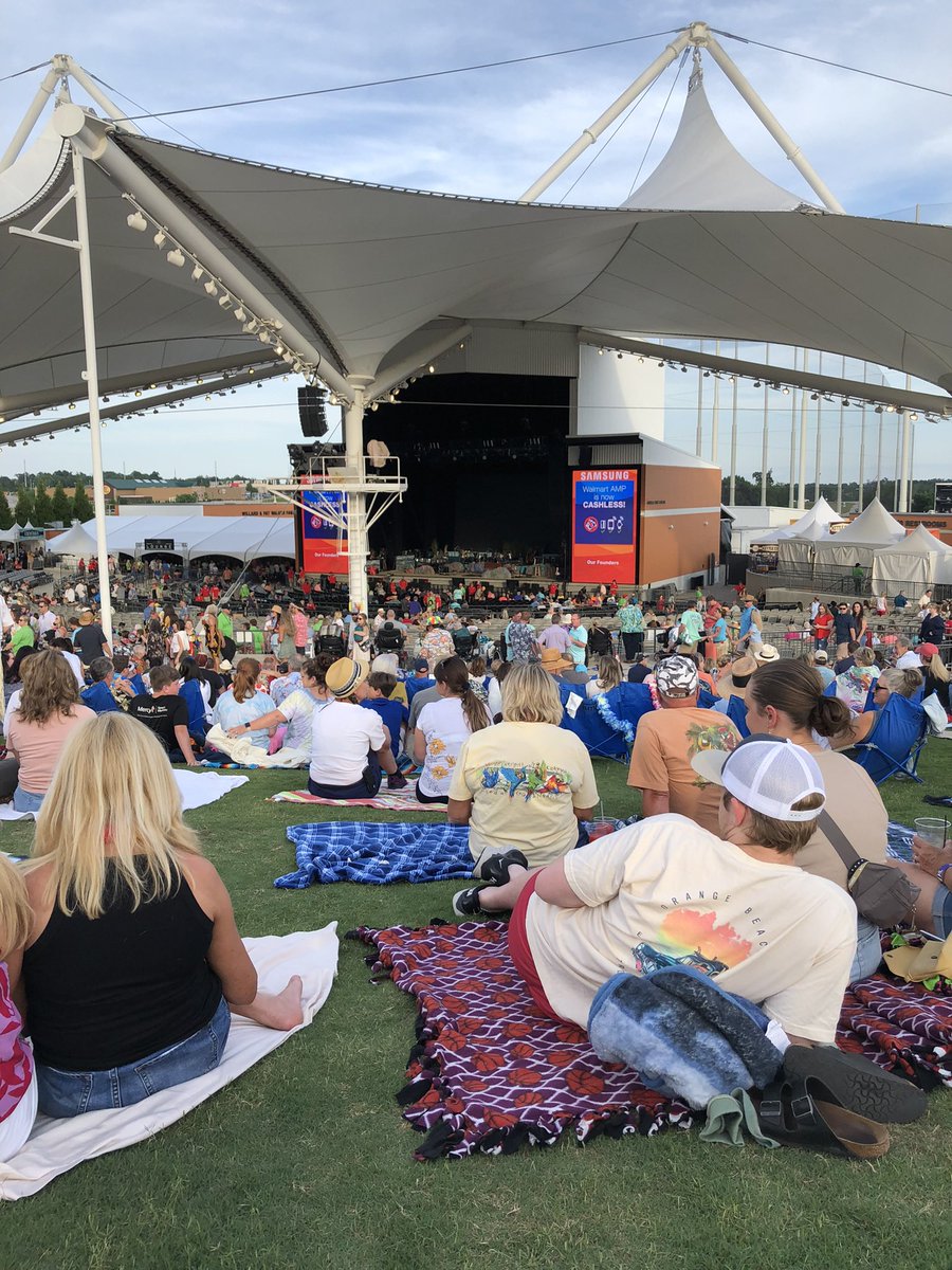 DBarrett36's tweet image. One of the best days of my life. So glad I got to see the great Jimmy Buffett last year. Rest in Paradise Jimmy have fun with the Captain and enjoy all the margaritas!!  Fins Up Forever