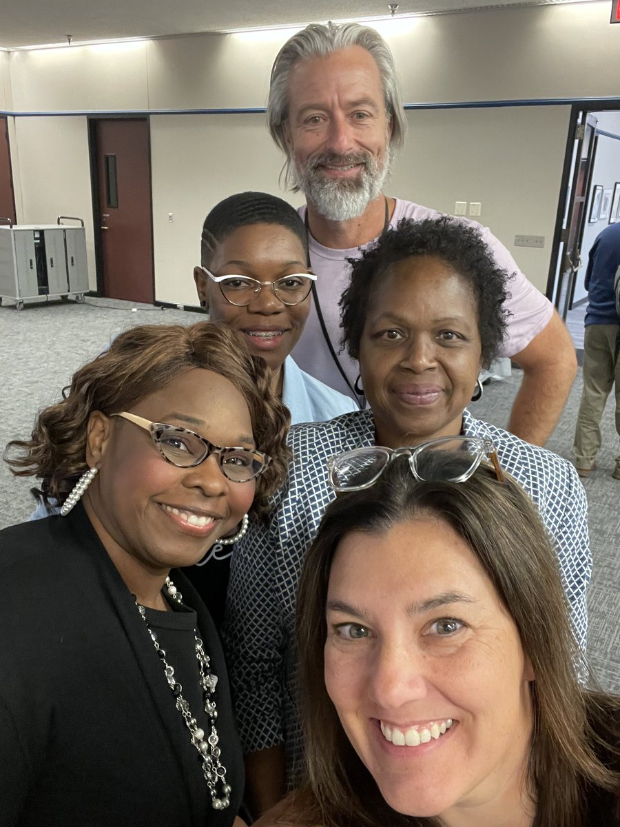 RebeccaMerkel tweet media