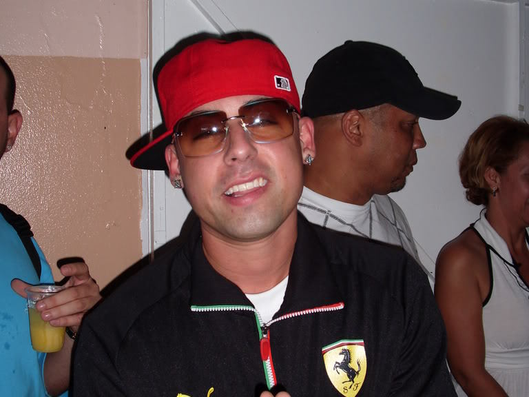 ThePrinciCoscu's tweet photo. En mi cárcel me conocen, El Príncipe, los chavos, los paquetes y un peine 30 que se ve por fuera e' sueter
Hablo con mi bufete a diario me dice "Coscu si le mete"
No te marque los tatuajes compromete. https://t.co/IRVxPLa5ja