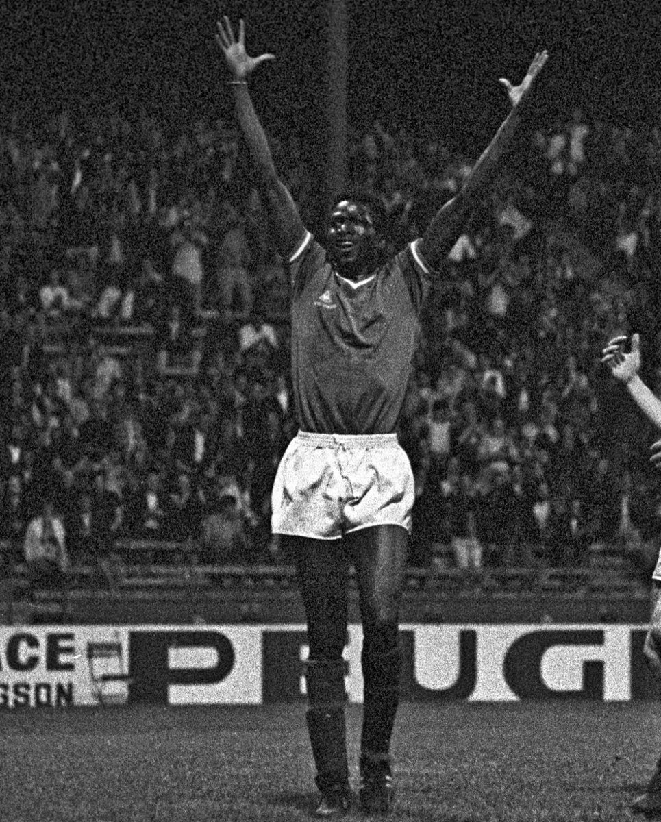 BafGomis's tweet photo. Un grand HOMMAGE à Mr Salif KEITA dit la panthère noir! 
Tu auras été un précurseur pour beaucoup de nous. 
Plus jeunes j’avais plusieurs possibilités pour rejoindre un centre et mes parents ont choisi saint Étienne grâce à toi comme exemple. 
J’ai repris ta célébration et j’aurai une pensée pour toi lors de la prochaine. 
Repose en Paix et merci pour tout
#rip #legend 🙏🏿🕊️🌍❤️