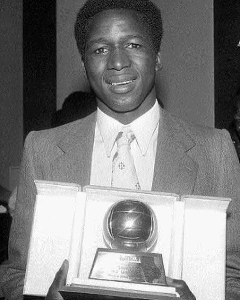 BafGomis's tweet photo. Un grand HOMMAGE à Mr Salif KEITA dit la panthère noir! 
Tu auras été un précurseur pour beaucoup de nous. 
Plus jeunes j’avais plusieurs possibilités pour rejoindre un centre et mes parents ont choisi saint Étienne grâce à toi comme exemple. 
J’ai repris ta célébration et j’aurai une pensée pour toi lors de la prochaine. 
Repose en Paix et merci pour tout
#rip #legend 🙏🏿🕊️🌍❤️