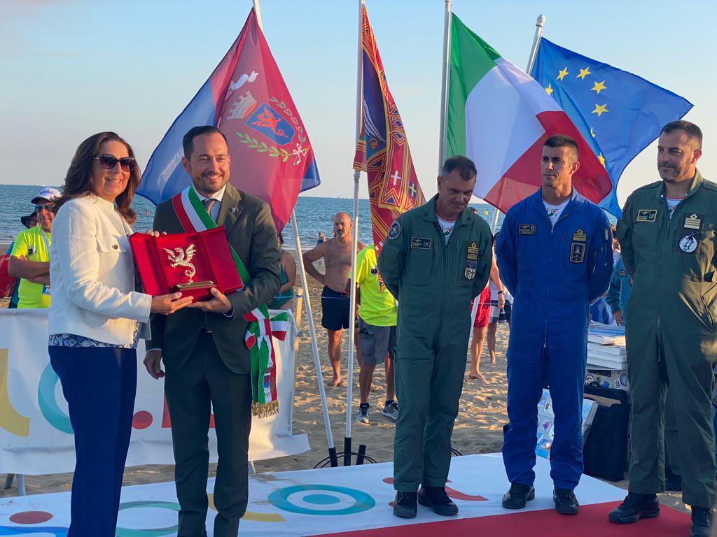 Onorata di rappresentare il Governo e la Difesa a questa spettacolare esibizione e condividere con i moltissimi spettatori, italiani e stranieri, la 25esima edizione dell’Air show di Jesolo. #armaazzurra #jesolo #jesoloairshow #PattugliaAcrobaticaNazionale #forzearmate