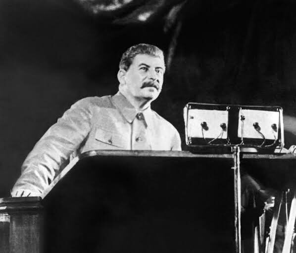 STÁLIN E O TRABALHO DO PARTIDO:

"Pode-se reconhecer como norma que, enquanto conservarem o contato com as grandes massas do povo, os bolcheviques serão invencíveis. E, ao contrário, se se desligarem das massas e perderem o contato com elas, se se deixarem cobrir pela ferrugem
+