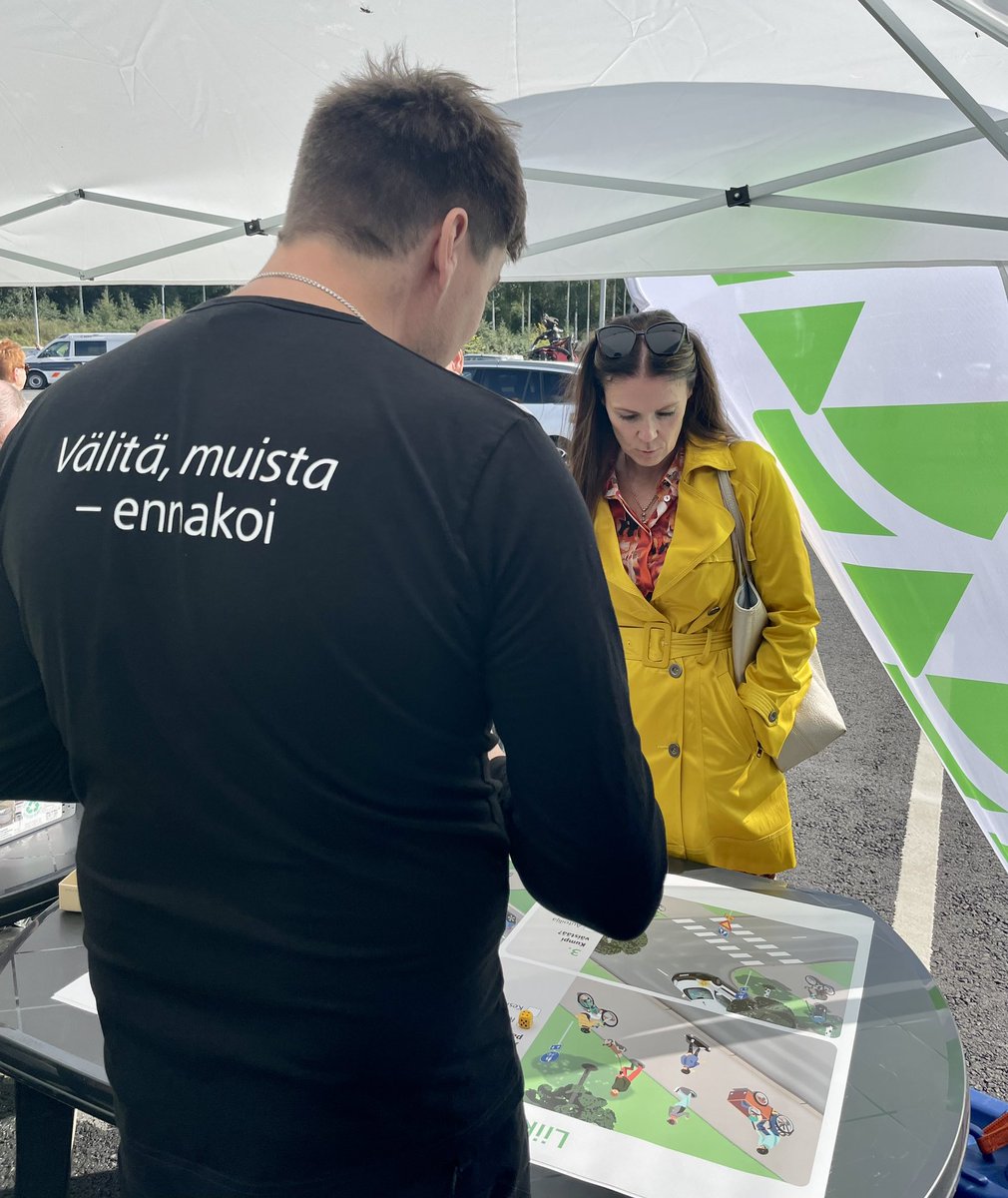 eppu_e's tweet photo. Auton Päivä -tapahtumassa Mikkelissä 2.9.-23 liikennesääntöjä kävivät  @Liikenneturva ’n pisteellä pohtimassa myös liikenne- ja viestintäministeri @LuluRanne sekä kansanedustajat @JaanaStr72 ja @OskariValtola 
🚗☀️
@Autoliitto 
@MikkelinK 
@lvmfi 
@biltemasuomi 
📸Liikenneturva https://t.co/lHTYAGKyGQ