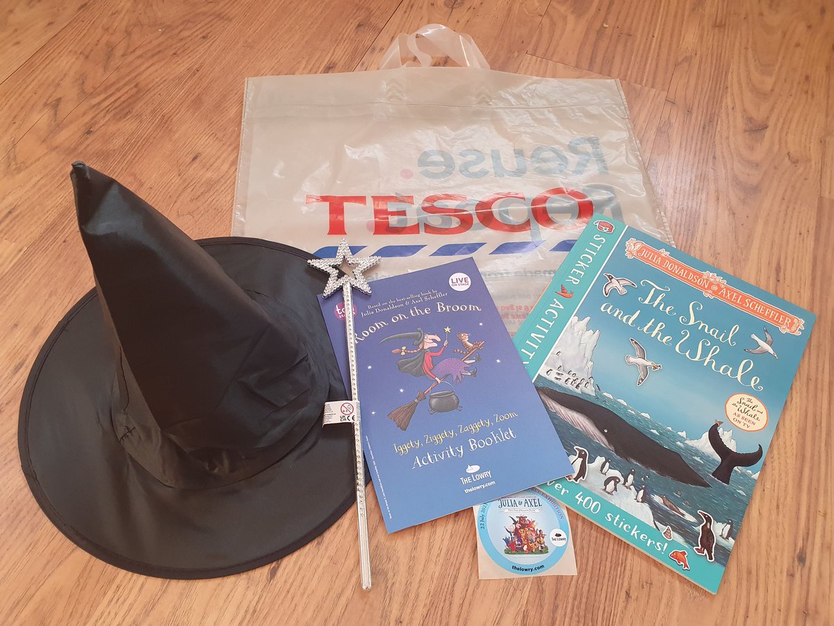 Thank you to @_CharlieRyan_ for visiting #StonecloughStories children's pop up library. Over 50 kids in attendance &amp; they absolutely loved your storytelling skills. Thank you <a href="/NBrunsdenPhoto/">Neil Brunsden</a> for the photos &amp; <a href="/thelowry/">The Lowry</a> / <a href="/Tesco/">Tesco</a> for the goodie bags <a href="/TheBoltonNews/">The Bolton News</a> #juliadonaldson