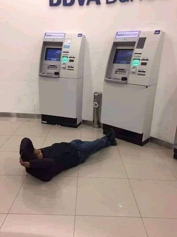 _xmemes's tweet photo. "o seu pagamento é dia 5"

eu no dia 4 às 23h59: https://t.co/VjLnX5UYQj