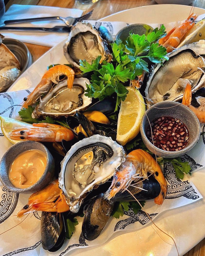 thescallopshell's tweet image. Our super fresh shellfish plate, perfect for sharing, or not! Served with chips, dips and sourdough…🦐🥂✨

#shellfishplate #freshisbest #thescallopshell