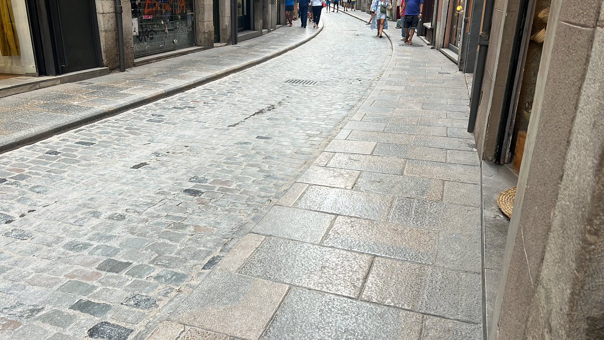 Aquest és l’aspecte lamentable del Carrer Ballesteries de Girona i Cort Reial. Els comerciants,restauradors i veïns ens hem queixat, hem demanat que se’ns netegi el carrer degudament amb aigua a pressió atès l’incident amb l’oli d’un motor vessat al Carrer  de la Cort Reial.