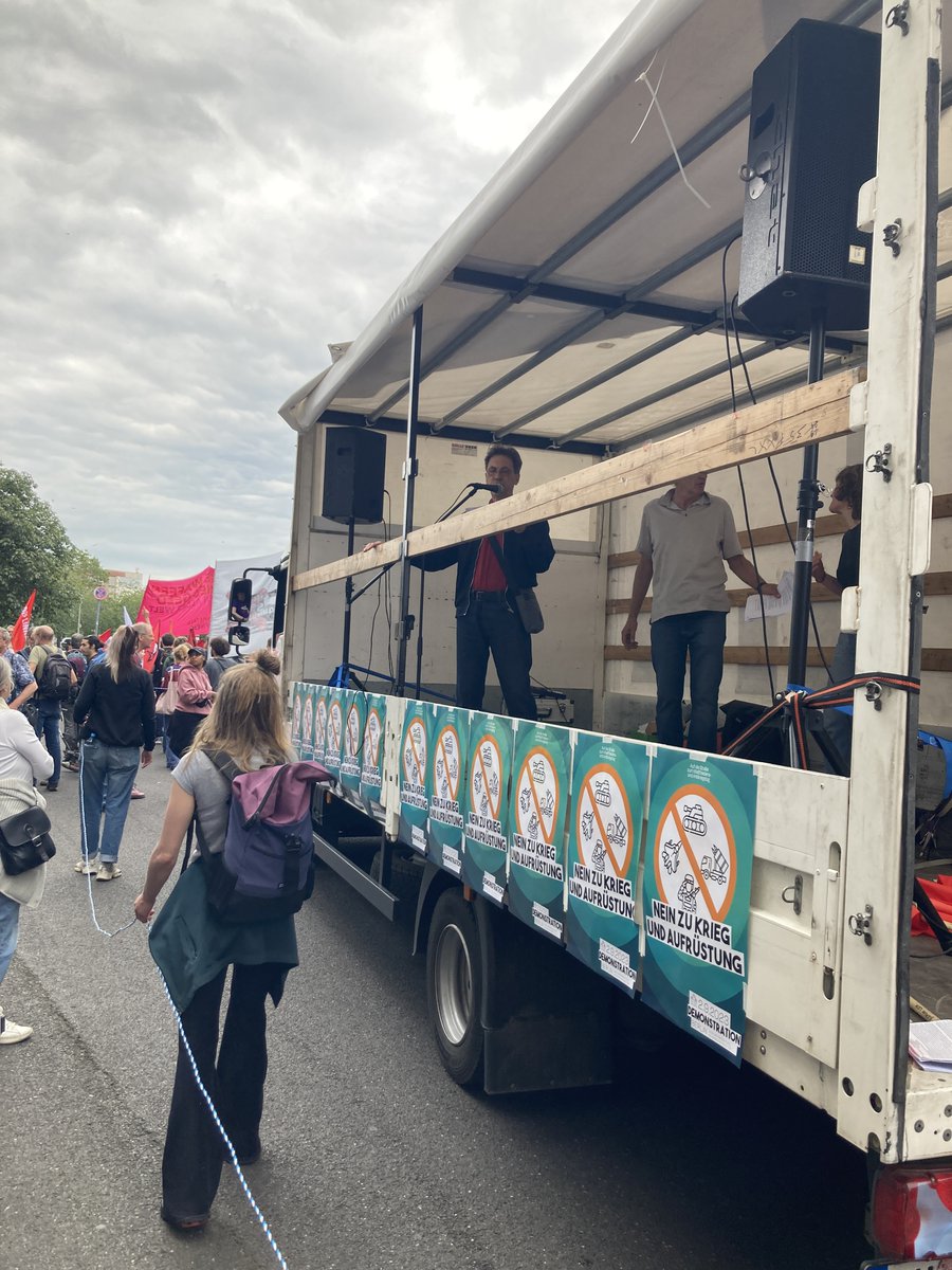 's tweet image. zum Antikriegstag - Demonstration mit Reden in Berlin. Wolfram Beyer spricht für die IDK zur #objectwarcampaign und gegen Werbung der Bundeswehr u.a.