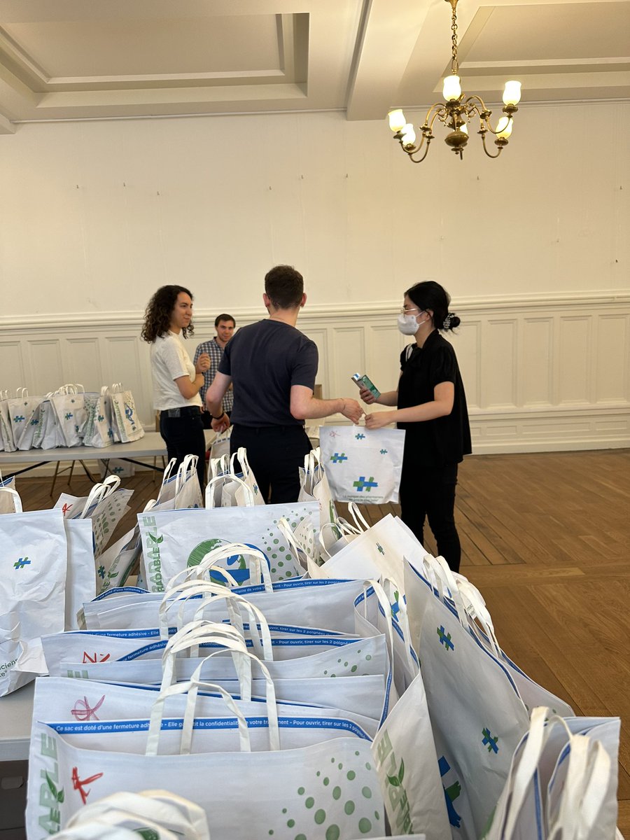 phsolidaires's tweet photo. Après une journée intense ce sont 600 kits acné distribués aux étudiants
Merci à la @mairiedu16 qui nous a accueilli dans ses locaux et nos donateurs @lorealfrance et @EvoluPharm et nos partenaires @Cop1_Soli_Etu x @remplitlefrigo sans qui cette journée n’aurait pas eu lieu ❤️ https://t.co/oLg484PTiv