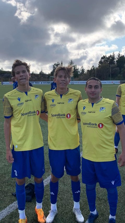 5.div:
Vi må ikke glemme at det var 3 debutanter i dagens tropp.

- Sander Dahl-Tolcsiner (unggutt fra Dahle)

- Simen Dahl-Tolcsiner (unggutt fra Dahle)

- Amir Al-Aqabi (Nordlandet)

Amir fikk et stygt brudd i foten i vinter, men er nå på vei tilbake! Vakkert å se⚽️