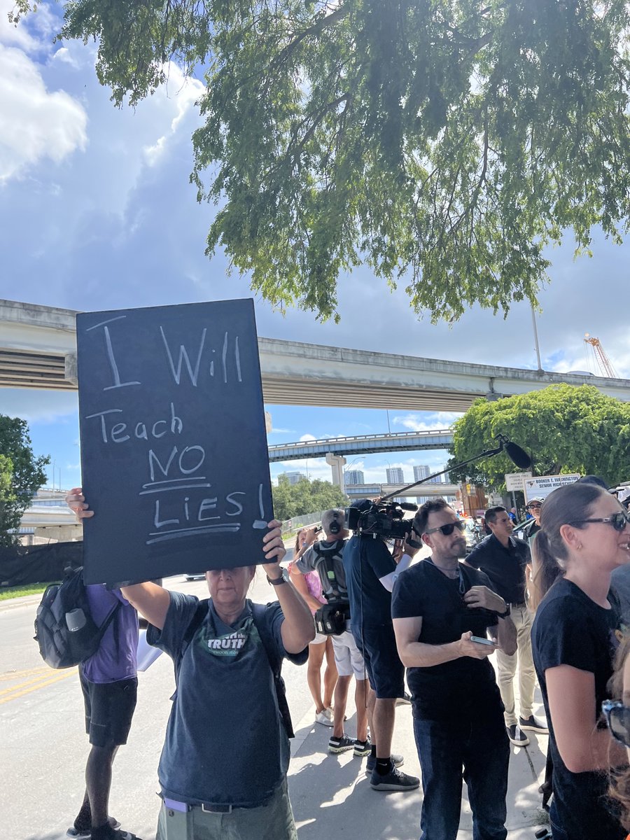 splcenter's tweet photo. Last month, the SPLC joined nearly 200 community members and ally orgs in protesting Florida's #AfricanAmericanHistory standards.
As the state continues to fail its students, we won't let these targeted attacks on education and teaching #TruthInSchools stand. https://t.co/EKRIlHLi3b