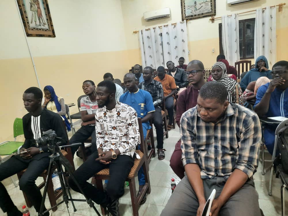 NaracoumanaM's tweet image. Il est tres important pour la jeune génération d&apos;apprendre les fondamentaux du metier, le journalisme. Il faut respecter les principes du metier. Car dans le metier soit tu es journaliste soit tu ne l&apos;es pas.
Mamoudou Bocoum.
#Blogday2023