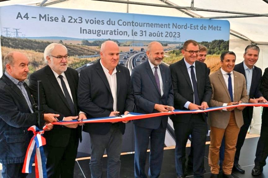 😡 Alors que notre maison brûle littéralement, certains arrivent encore à être fiers d'avoir élargi une autoroute et d'augmenter ainsi les émissions de gaz à effet de serre...
#urgenceclimatique #dontlookup