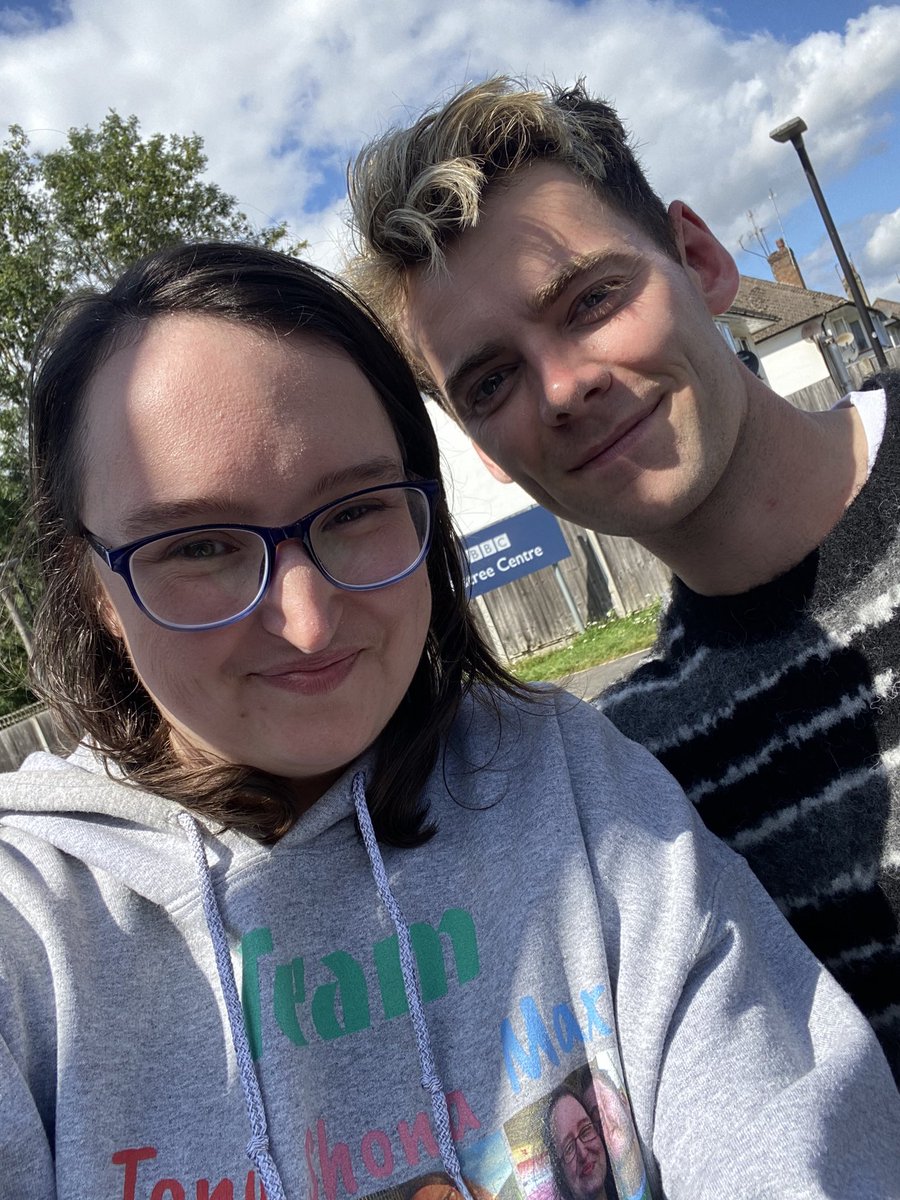 XxAmyxPopxX's tweet photo. Thomas is just SO lovely. Taking more pictures because the sun was in my eyes and just generally being so lovely! Looking forward too seeing him again on the red carpet on Tuesday 🥰❤️
#ThomasLaw #PeterBeale #NearlyBirthdayTwins 🙊 https://t.co/s5DS8U1keI