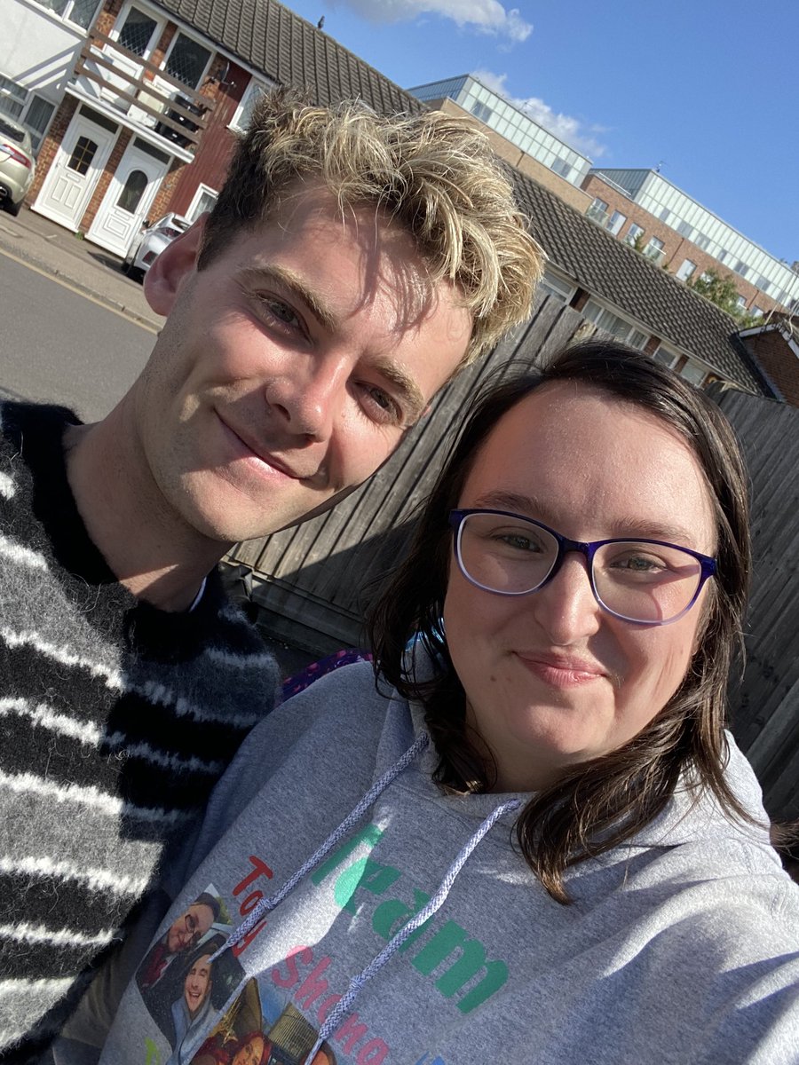 XxAmyxPopxX's tweet photo. Thomas is just SO lovely. Taking more pictures because the sun was in my eyes and just generally being so lovely! Looking forward too seeing him again on the red carpet on Tuesday 🥰❤️
#ThomasLaw #PeterBeale #NearlyBirthdayTwins 🙊 https://t.co/s5DS8U1keI