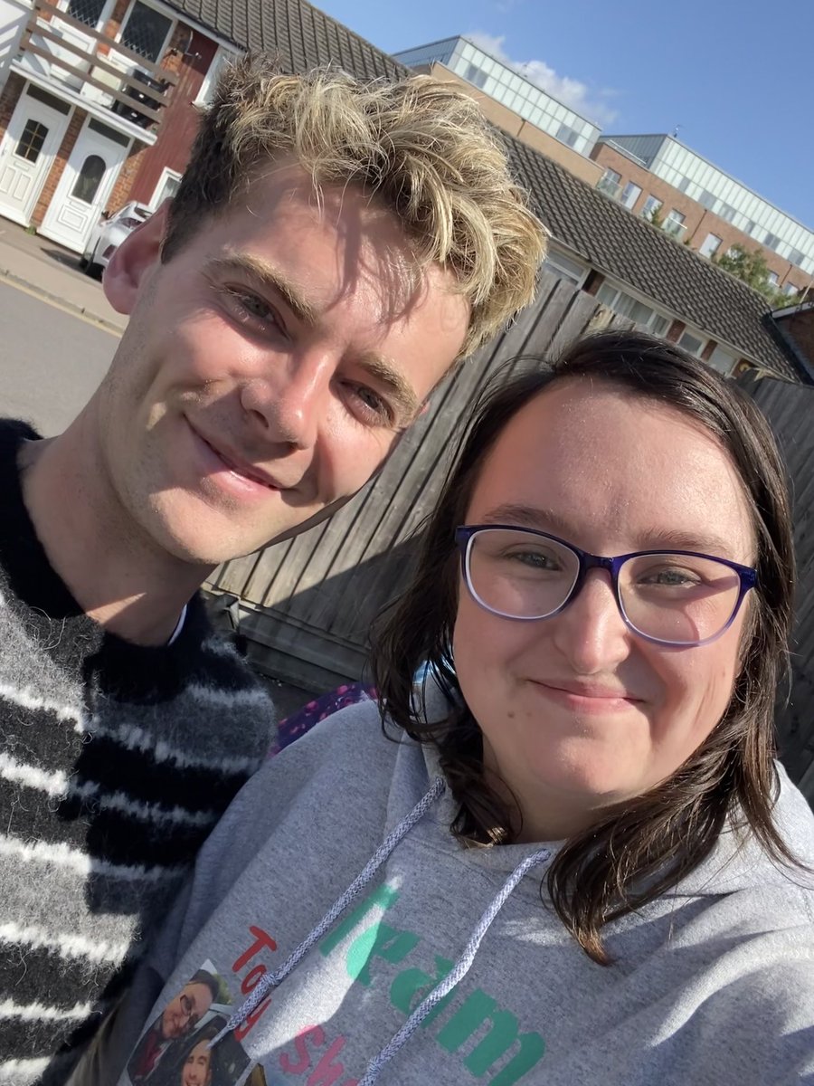 XxAmyxPopxX's tweet photo. Thomas is just SO lovely. Taking more pictures because the sun was in my eyes and just generally being so lovely! Looking forward too seeing him again on the red carpet on Tuesday 🥰❤️
#ThomasLaw #PeterBeale #NearlyBirthdayTwins 🙊 https://t.co/s5DS8U1keI
