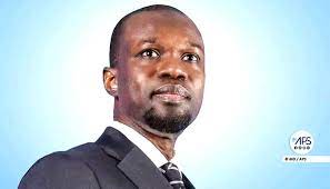 papealeniang's tweet photo. Pourchassé, persécuté, violenté, séquestré, traîné dans la boue. Sonko aux mains nues, face au Léviathan, à l’État, ce monstre, agissant avec la farouche détermination de l’écraser, de l’éliminer, afin que la démocratie monolithique puisse s’installer et se perpétuer. Résistance https://t.co/RZ9Q9g9D67