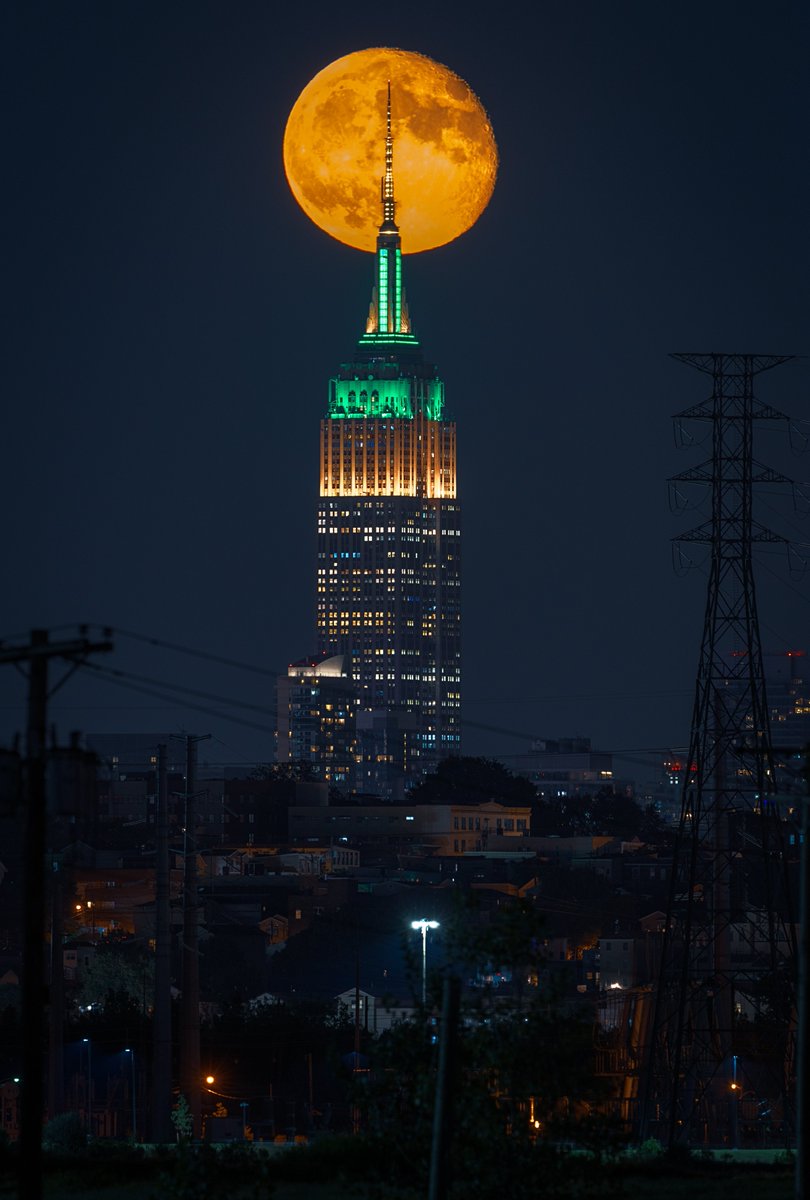 Moon over Empire State Building 
(ESB) 
Last night little left of Blue Moon 
#SuperBlueMoon 
#supermoon2023 
#nikoncreator 
@SonyAlpha 
@NikonUSA  @EmpireStateBldg