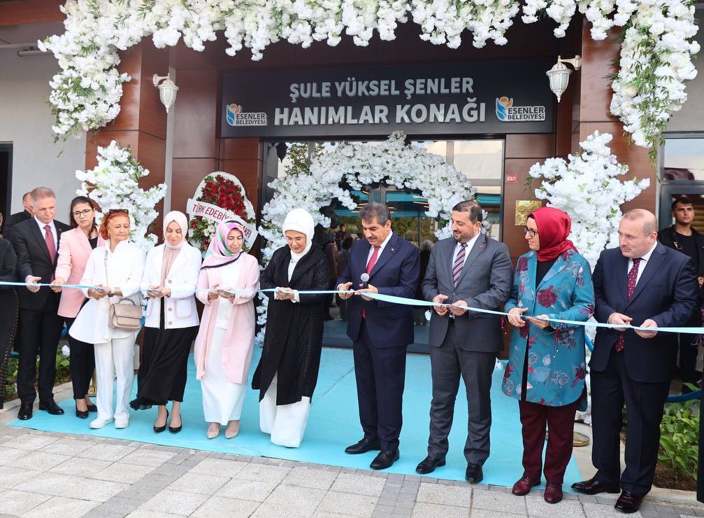 tevfikgoksu's tweet photo. Cumhurbaşkanımızın eşi Saygıdeğer @EmineErdogan Hanımefendi ve Şule Yüksel Şenler Vakfı Mütevelli Heyeti Başkanımız @leylasahinusta’nın teşrifleriyle, merhume Şule Yüksel Şenler Hanımefendinin ismini taşıyan Hanımlar Konağımızı hizmete açmanın büyük mutluluğunu yaşıyoruz.

Bizim siyasi haraketimizde hiçbir zaman unutulmayacak bir mücadelenin insanı olan, kitapları her daim başucumuzda duran, bizim topraklarımızın en anlamlı hikayesini bize anlatan bir hanımefendiydi Şule Yüksel Şenler. O bizim “Huzur Sokağı”mızdı. Onun aziz hatırası her zaman burada yaşacak inşallah.

Esenler Şule Yüksel Şenler Hanımlar Konağı’mızda; Esenlerli hanımefendiler robotik kodlama öğrenecek, atıksız mutfakla ev ekonomilerine katkı sağlayacak, burada birçok alanda eğitim görebilecek ve kaliteli vakit geçirebilecekler.

Bugün açılımıza teşrifleriyle bizleri onurlandıran Saygıdeğer @EmineErdogan Hanımefendiye, Şule Yüksel Şenler Vakfı Mütevelli Heyeti Başkanımız @leylasahinusta’ya ve çok kıymetli konuklarımıza teşekkür ediyorum.