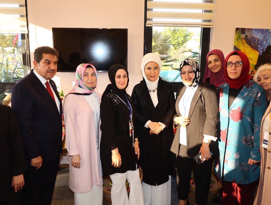 tevfikgoksu's tweet photo. Cumhurbaşkanımızın eşi Saygıdeğer @EmineErdogan Hanımefendi ve Şule Yüksel Şenler Vakfı Mütevelli Heyeti Başkanımız @leylasahinusta’nın teşrifleriyle, merhume Şule Yüksel Şenler Hanımefendinin ismini taşıyan Hanımlar Konağımızı hizmete açmanın büyük mutluluğunu yaşıyoruz.

Bizim siyasi haraketimizde hiçbir zaman unutulmayacak bir mücadelenin insanı olan, kitapları her daim başucumuzda duran, bizim topraklarımızın en anlamlı hikayesini bize anlatan bir hanımefendiydi Şule Yüksel Şenler. O bizim “Huzur Sokağı”mızdı. Onun aziz hatırası her zaman burada yaşacak inşallah.

Esenler Şule Yüksel Şenler Hanımlar Konağı’mızda; Esenlerli hanımefendiler robotik kodlama öğrenecek, atıksız mutfakla ev ekonomilerine katkı sağlayacak, burada birçok alanda eğitim görebilecek ve kaliteli vakit geçirebilecekler.

Bugün açılımıza teşrifleriyle bizleri onurlandıran Saygıdeğer @EmineErdogan Hanımefendiye, Şule Yüksel Şenler Vakfı Mütevelli Heyeti Başkanımız @leylasahinusta’ya ve çok kıymetli konuklarımıza teşekkür ediyorum.