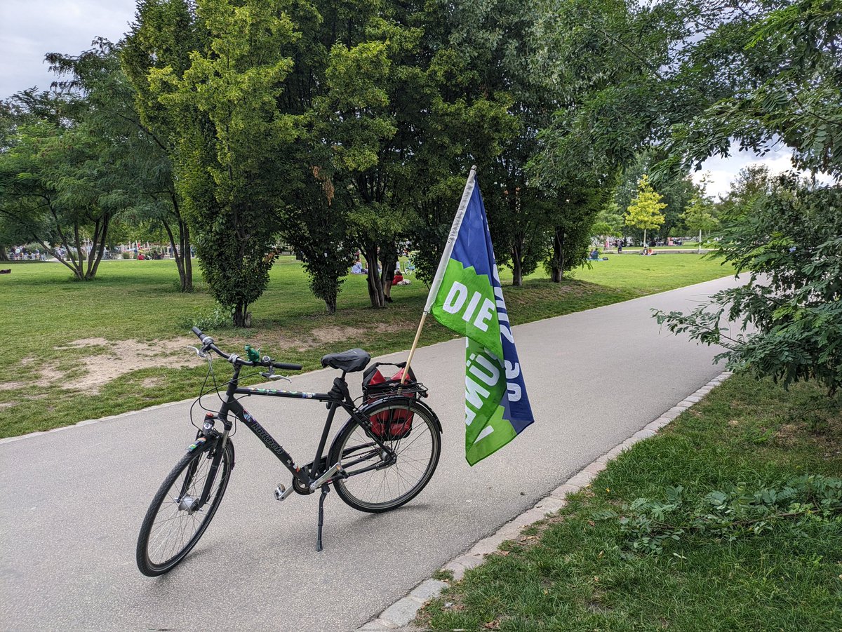 KerMafalda's tweet image. We did today a portion of #Mauerweg from Wollankstraße to Parlament der Bäume, with Michael Cramer. Learned new stories. Thank you to the organizers.