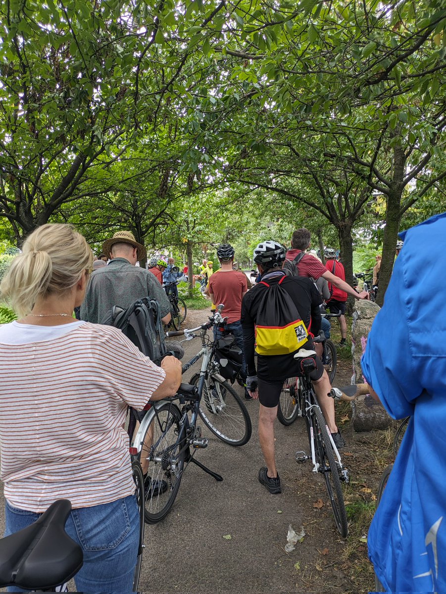 KerMafalda's tweet image. We did today a portion of #Mauerweg from Wollankstraße to Parlament der Bäume, with Michael Cramer. Learned new stories. Thank you to the organizers.