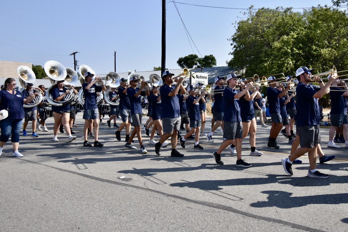Drtprice's tweet photo. Everyone loves a parade—and our high schools showed up today and made us proud!  We are Boerne ISD! https://t.co/fF8ceWawc2