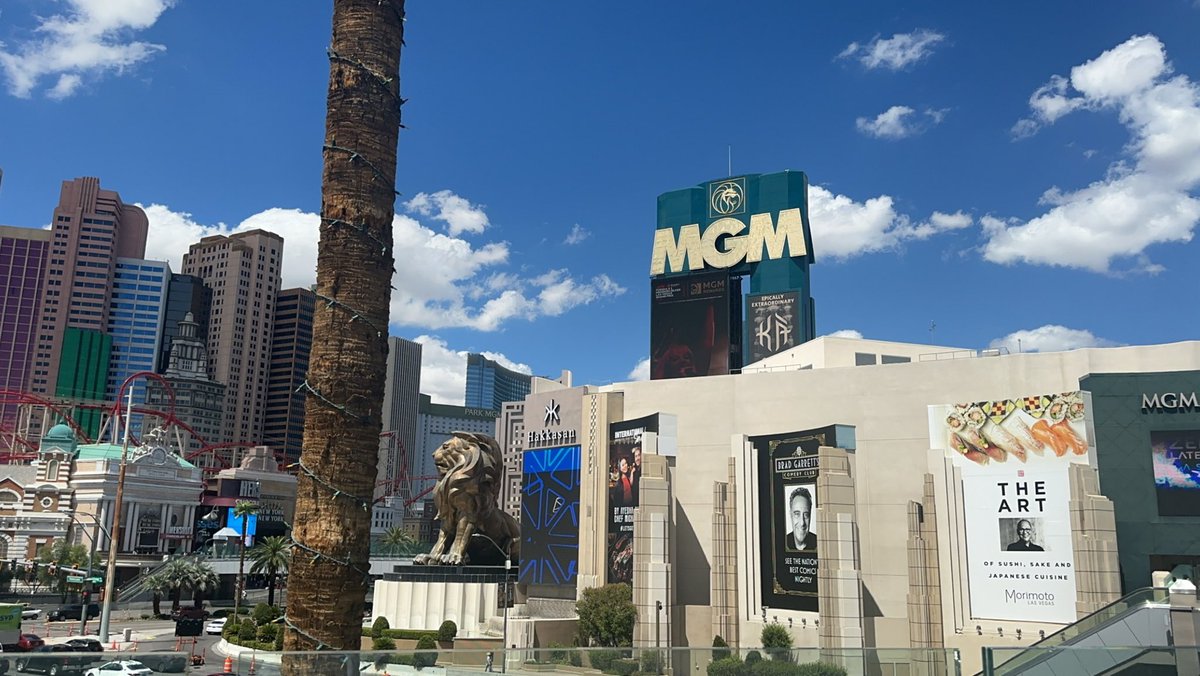 DJMENSAH1's tweet image. I've had a crazy week! 🙈 Had one wild time in Vegas, but then, I lost my bag with ALL my IDs - including every passport I've ever owned! 😱 #Crazyweek