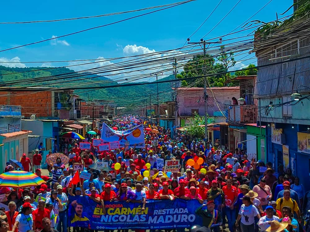 NicolasMaduro's tweet photo. El pueblo consciente de Guamachito, Parroquia El Carmen de Barcelona, municipio Simón Bolívar en el estado Anzoátegui, se volcó a las calles en un acto de profundo sentir revolucionario y patriota. Aquí tienen a un Presidente Pueblo que seguiré a su lado, unidos y trabajando siempre por la Patria Buena.