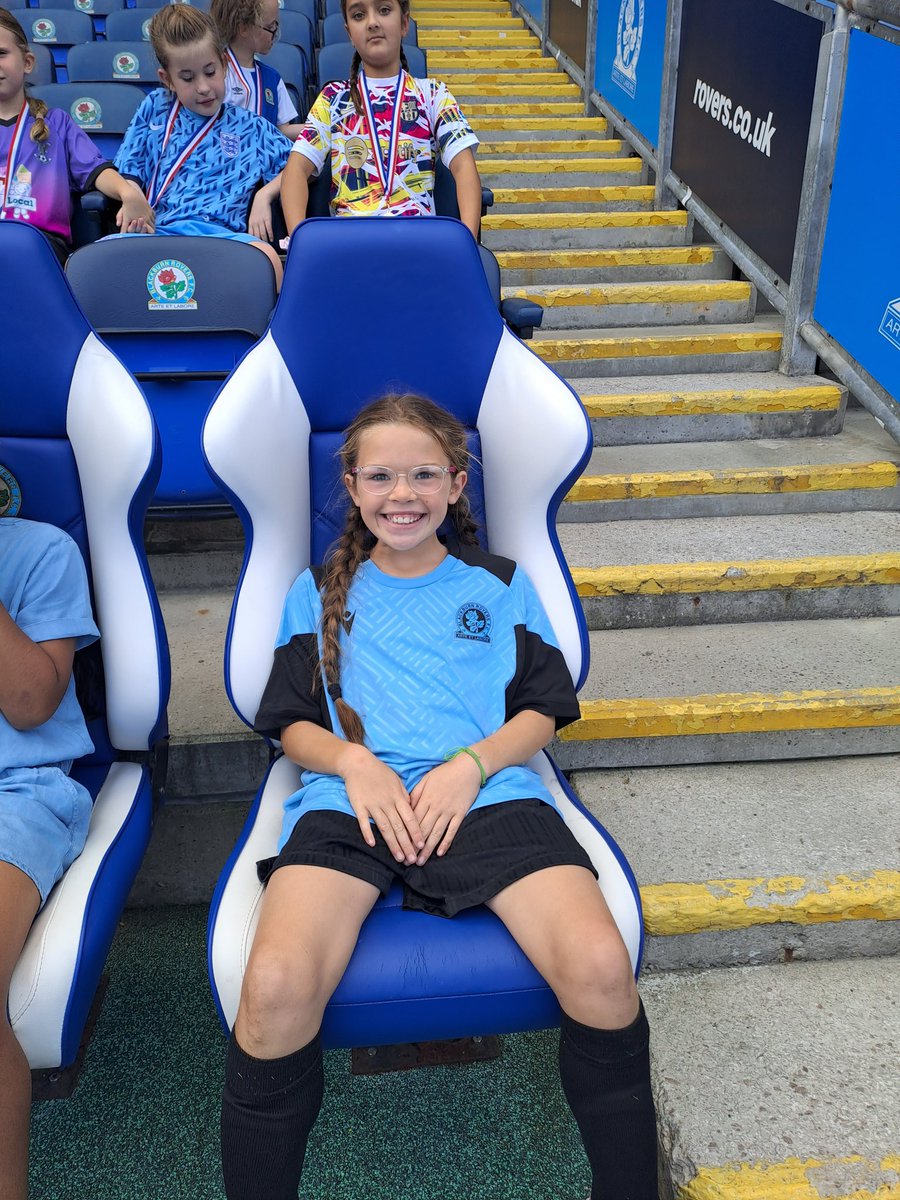 StephanieNight6's tweet photo. Farmer Katie's birthday at the @Rovers @BRFCTrust and this guy @Mcgrail777  just facilitated the best day of these kids lives so far. What a day! The face of Rovers. Get your birthday parties booked with Chris #Rovers  #grassrootsfootball #birthdaygirl  #ThankYou #blackburnrovers https://t.co/NaX8biX02o