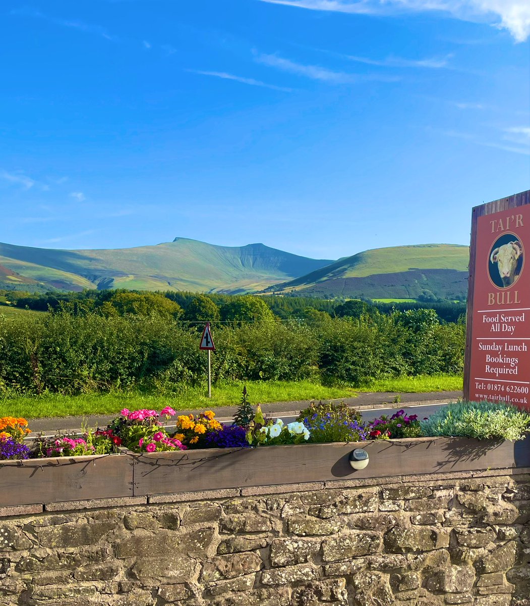 Food_A4thought's tweet photo. Beer with a view 🍺
The Tai’r Bull pub in Libanus just outside Brecon is everything you’d want from a village pub.
Good selection of beers (including alcohol free), a friendly welcome, quick service and reasonable prices.
#Beeroclock #BeerWithAView #DoombarZero #ZeroAlcohol https://t.co/T2EAFojDBe