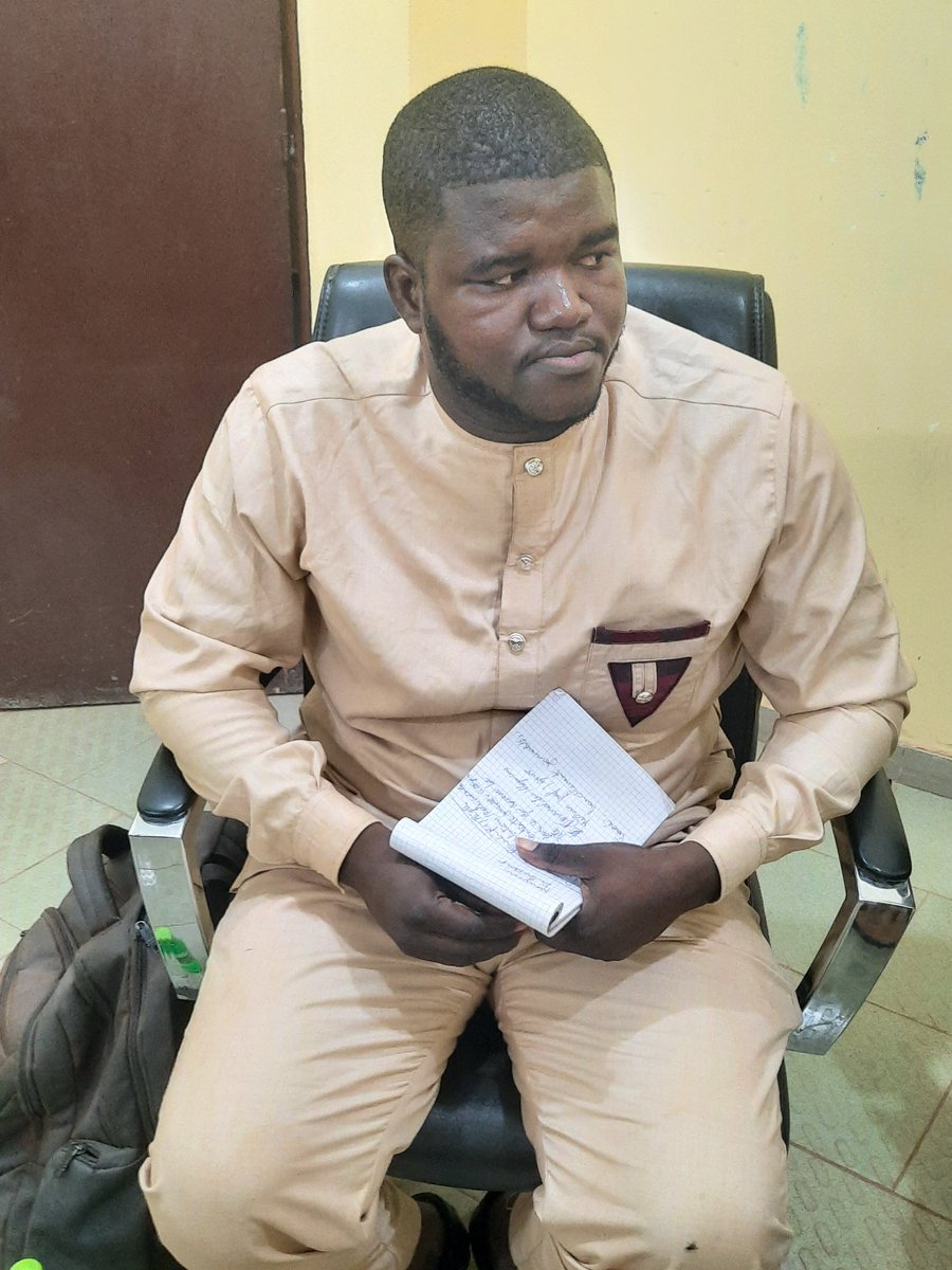 SaintYoussouf's tweet image. Est journaliste celui qui travaille pour une rédaction et qui a une ligne éditoriale, tandis que le blogeur est cette personne qui dit ce qu&apos;il pense dans son blog, il parle très souvent de ses ressentis. 
Sory Ibra Maiga, journaliste, peace builder.

#blogday2023
#cafeblog