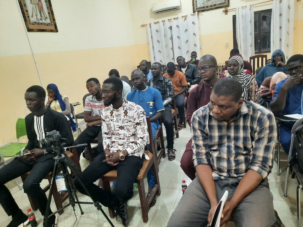 SaintYoussouf's tweet image. Est journaliste celui qui travaille pour une rédaction et qui a une ligne éditoriale, tandis que le blogeur est cette personne qui dit ce qu&apos;il pense dans son blog, il parle très souvent de ses ressentis. 
Sory Ibra Maiga, journaliste, peace builder.

#blogday2023
#cafeblog