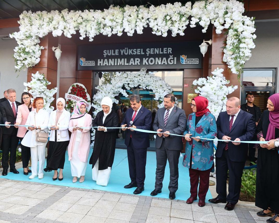 esenlerbelediye's tweet photo. Esenlerli hanımlarımızın kendilerini geliştirip aynı zamanda sosyalleşebilecekleri “Şule Yüksel Şenler Hanımlar Konağı"mızı bugün @EmineErdogan hanımefendinin teşrifleriyle açtık. 

Tüm Esenlerli kadınlarımıza hayırlı olsun. 💐 https://t.co/USjo8uwDfJ