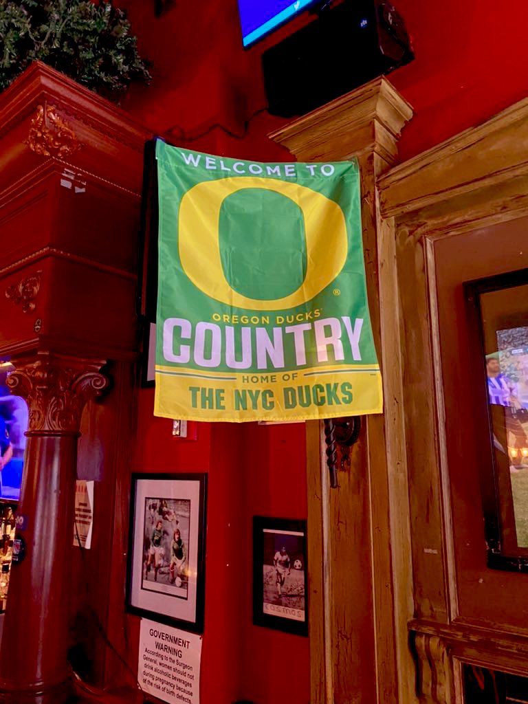 East_Coast_Duck's tweet photo. You won’t find a more rocking Oregon 🏈 watch party outside Autzen Stadium than in New York City 😤
#AutzenEast #GoDucks 🦆 https://t.co/4hyeaVuMyj