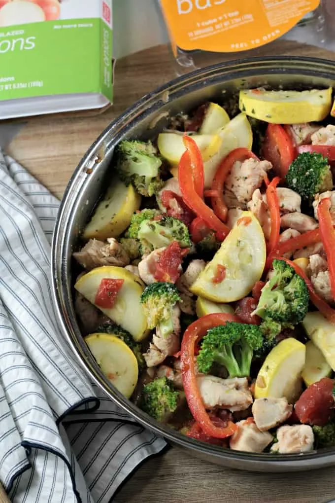 mindycancook's tweet photo. Basil Chicken &amp; Vegetables Recipe ⇣ https://t.co/f8OutyKEDq Delicious, easy and nutritious  - plus it's ready in under half an hour! #chickenrecipes #chickenandveggies #easydinner https://t.co/3UGlre3kKK