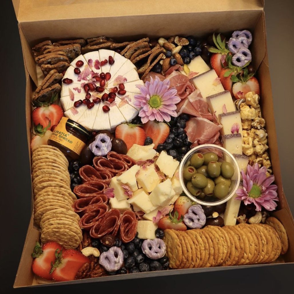 "Grazing" your feeds with @happy_thyme_'s large box of deliciousness! 😋