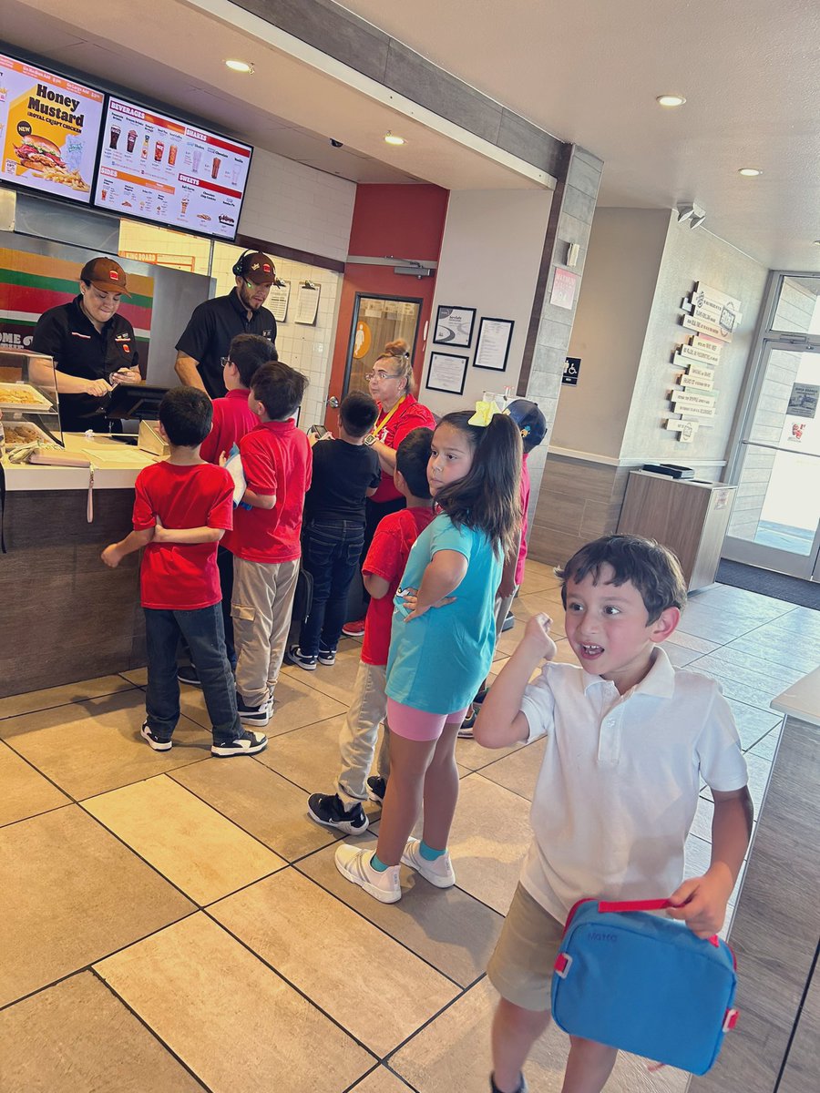 dmorales_HDHES's tweet photo. Our Friday consisted an outing into the community so students can practice their communication & independence skills. They were able to order & pay on their own with teacher assistance. Our little ones were so exited!❤️🥰 @SocorroISD #TEAMSISD #PASUNIT https://t.co/F5LIdxZ8fT