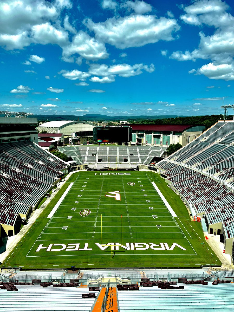 VT_groundscrew's tweet photo. Getting ready. GO HOKIES https://t.co/AoVpmWgT5I
