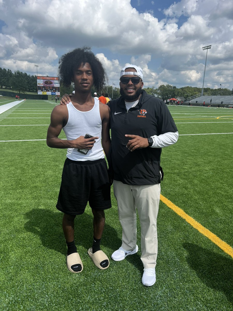 Jquan_williams2's tweet photo. Would like to thank @coach_grady for having me out on a game day visit and the experience.having fun out here watching the @Gtown_Football run the score up shout out to my parents for taking me up here 🤞🏾🌟 https://t.co/SqFf3LnnM7
