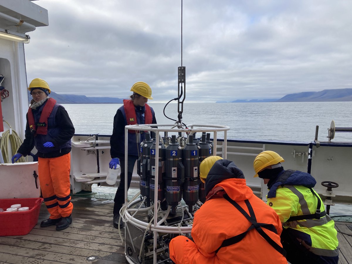 Uwe_AWIgenomics's tweet photo. FJORDChange HE627 RV Heincke. @AnikaHappe filtrates arctic water for getting insights into arctic phytoplankton communities (DNA), what they are doing (RNA) and what their cellular nutrient conditions (POC, PON) look like! @AWI_Media @UniOslo @HIFMB_OL @ICBM_uol @NIVAforskning https://t.co/EDyln0gNJS