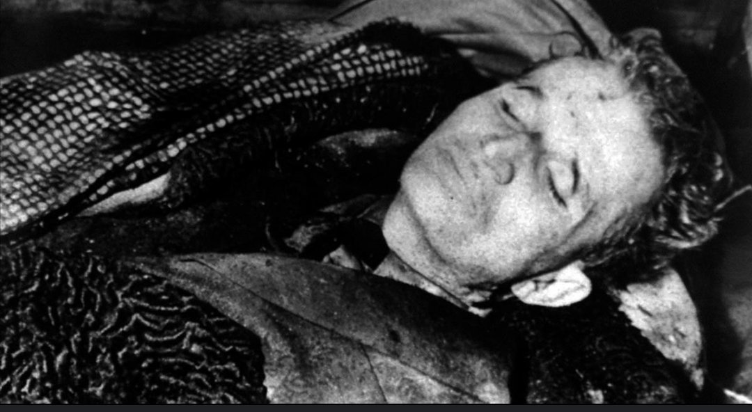 EmmaRincon's tweet photo. Él fue Nicolae Ceaușescu, el exdictador comunista rumano. La fotografía corresponde a cuando fue fusilado tras décadas de oprimir a su pueblo.

Ceaușescu destrozó su país. Se estima que 20.000 niños fallecieron en orfanatos, con sus padres desaparecidos.

No había alimentos, la gente moría de hambre y el régimen reprimía a la disidencia. No existían los medios de comunicación independientes.

El 22 de diciembre de 1989, Ceaușescu intentó sofocar unas protestas con un discurso televisado, pero en lugar de calmar a la población, provocó un levantamiento aún mayor.

Ceaușescu y su esposa intentaron huir de Bucarest en helicóptero, pero fueron capturados por las fuerzas rebeldes.

El 25 de diciembre de 1989, apenas unos días después de su arresto, Nicolae y Elena Ceaușescu fueron ejecutados por un pelotón de fusilamiento en una base militar en Târgoviște. Sus cuerpos sin vida fueron fotografiados y sus imágenes se difundieron en todo el país, marcando el simbólico fin de su reinado.

Espero que esta historia sea leída por los dictadores socialistas de nuestra región. Nada es eterno.