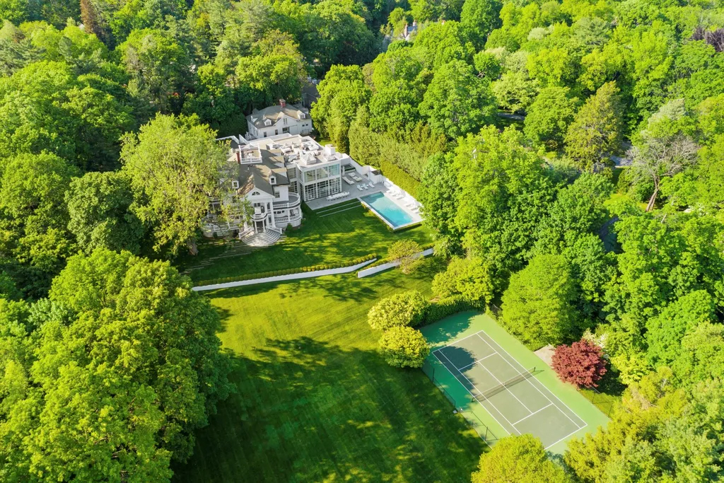 sothebysrealty's tweet photo. Grand slam: Explore three homes with private tennis courts, including a Greenwich, Connecticut manor represented by Leslie McElwreath of Sotheby's International Realty's Greenwich Brokerage. https://t.co/EeaBC8iHlP

#sothebysrealty #luxuryrealestate #tenniscourt #luxurylifestyle https://t.co/HAx7jA5C05