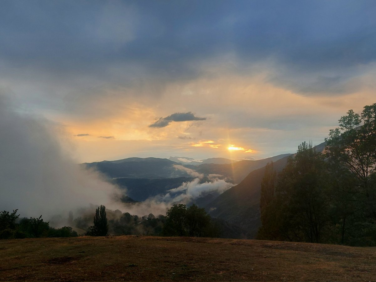 carmetagg's tweet photo. Beneïda pluja! Poca però ben rebuda! Així de boniques han quedat les vistes des de #Baén  #Baixpallars. Necessitem més aigua o no sortiran els bolets! @324cat @eltempsTV3 @meteocat @MeteoMauri @MeteoPiri @SeguimlaMeteo @elnacionalcat https://t.co/YrJVpuBPO2