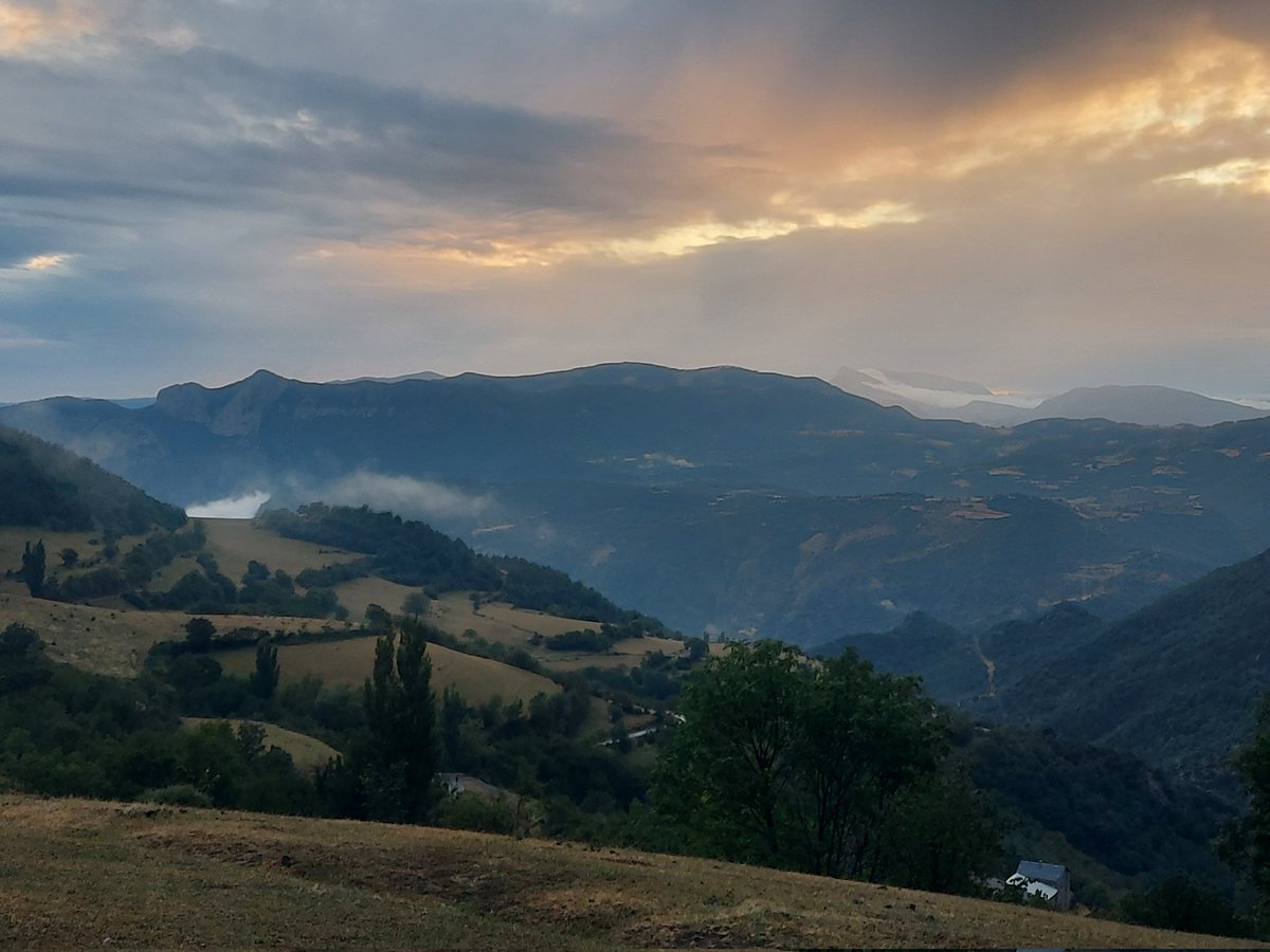 carmetagg's tweet photo. Beneïda pluja! Poca però ben rebuda! Així de boniques han quedat les vistes des de #Baén  #Baixpallars. Necessitem més aigua o no sortiran els bolets! @324cat @eltempsTV3 @meteocat @MeteoMauri @MeteoPiri @SeguimlaMeteo @elnacionalcat https://t.co/YrJVpuBPO2