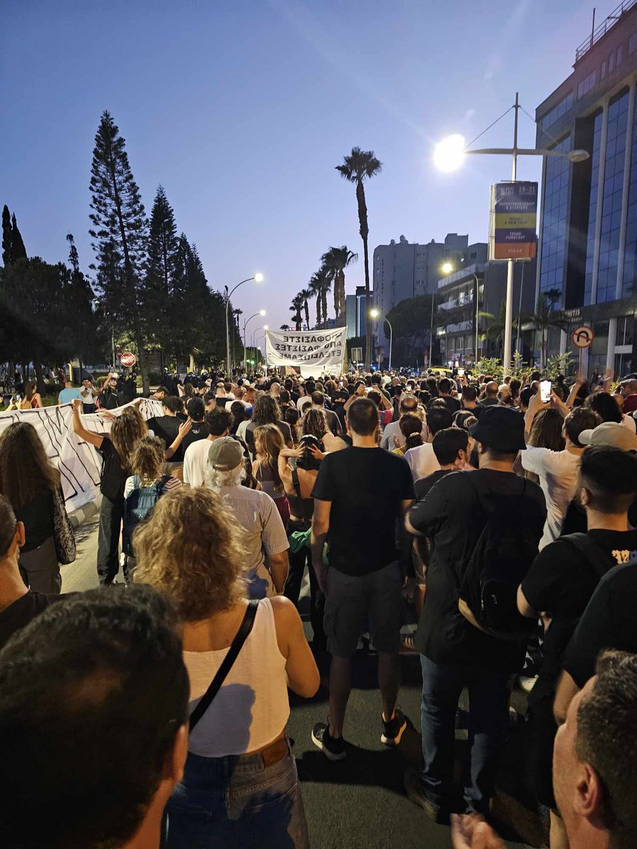 Μεγάλη οργισμένη αντιφασιστική διαδήλωση στην Λεμεσό.
Υπάρχει και αυτή η #Κυπρος
