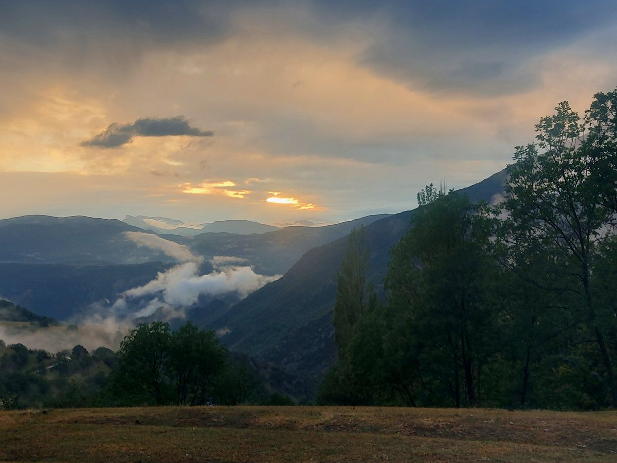 carmetagg's tweet photo. Beneïda pluja! Poca però ben rebuda! Així de boniques han quedat les vistes des de #Baén  #Baixpallars. Necessitem més aigua o no sortiran els bolets! @324cat @eltempsTV3 @meteocat @MeteoMauri @MeteoPiri @SeguimlaMeteo @elnacionalcat https://t.co/YrJVpuBPO2
