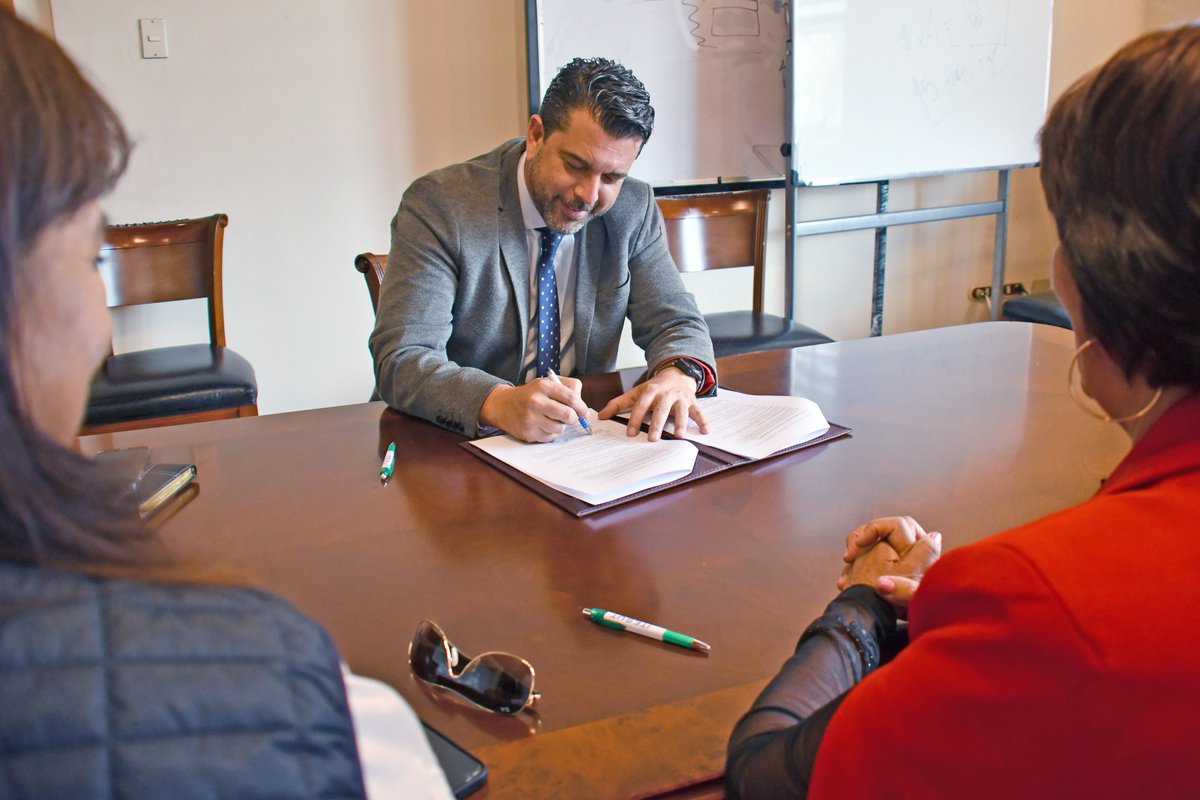 prefecturaloja's tweet photo. 🤝 Se firmó convenio con el @itesutlojaec para brindar espacios de capacitación y las carreras que oferta el Instituto al personal de la #PrefecturaDeLoja.
»El convenio fue suscrito entre el prefecto @mariomancino y Cecilia Flores, directora nacional del #ITESUT.
#SabemosTrabajar https://t.co/dBpI3yKMGr