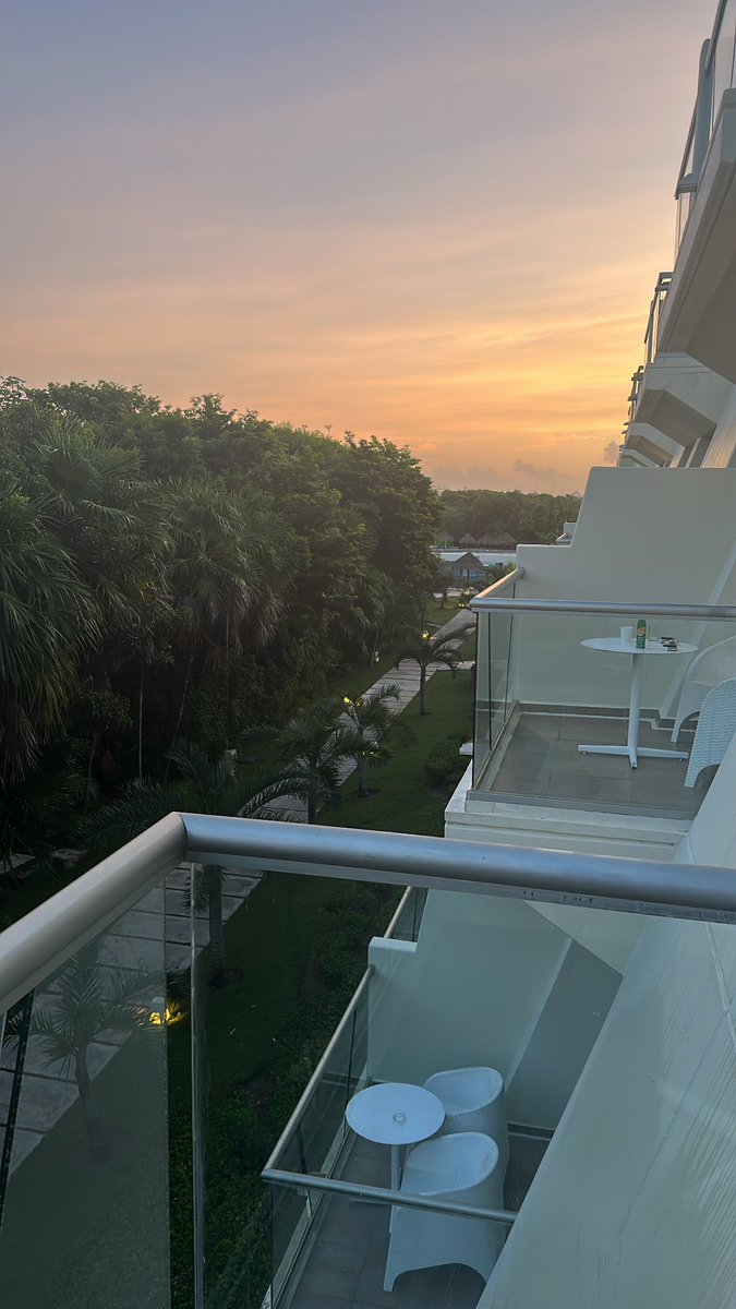 PUNC21Kyle's tweet photo. I’m not an early riser but thanks to time difference I was up at 6am so decided to have a stroll to the beach… now cocktails by the pool. Work and student mode is officially turned off! If you need me you’ll find me at the swim up bar !#punc21 #studentnurse #Mexico https://t.co/ZwwPp7SHTY